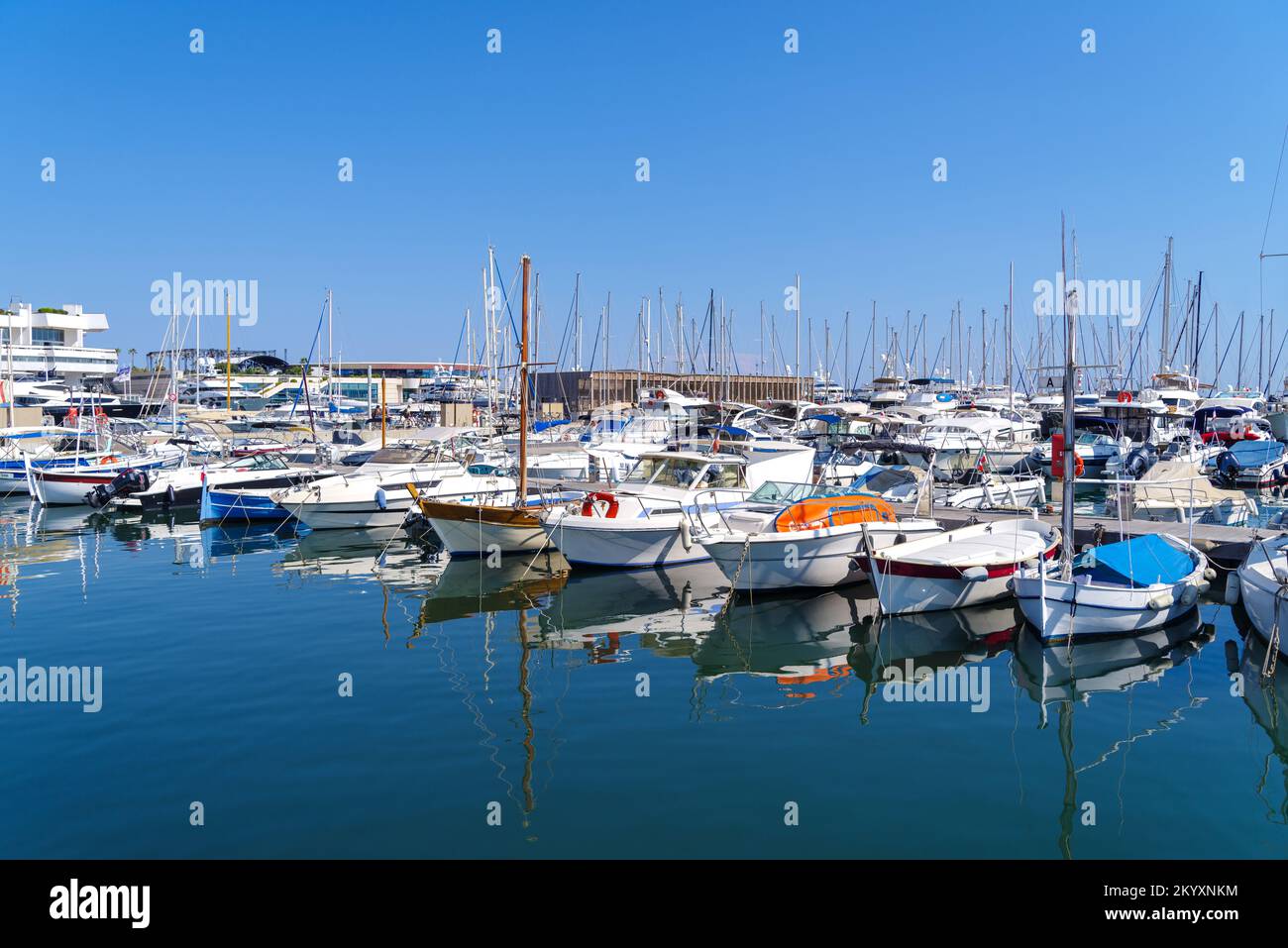 yates y barcos en el puerto antiguo de Cannes. Foto de stock