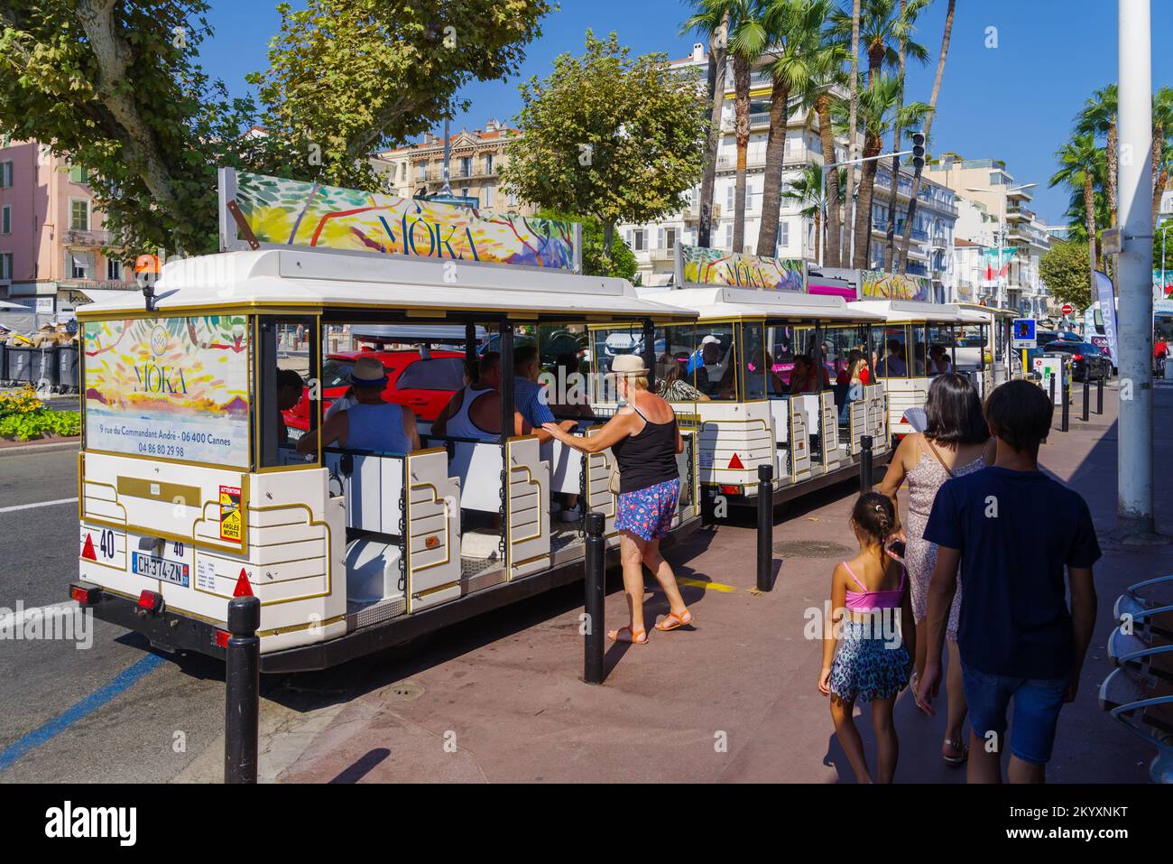 CANNES, FRANCIA - 8 DE AGOSTO de 2022: Transporte público turístico en el centro de Cannes Foto de stock