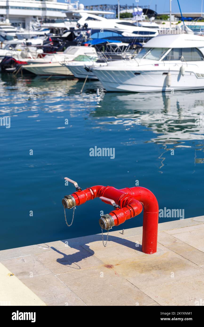 Doble hidrante rojo en el antiguo puerto de Cannes Foto de stock