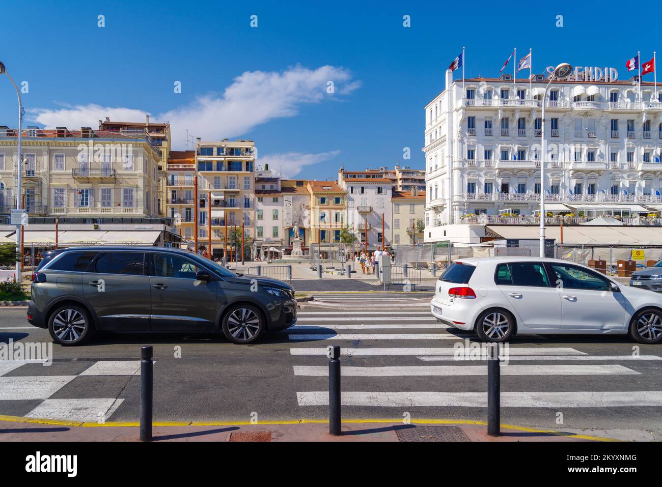 CANNES, FRANCIA - 8 DE AGOSTO de 2022: Escena callejera en el centro de la ciudad de Cannes Foto de stock