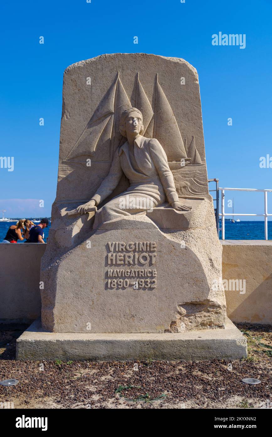 CANNES, FRANCIA - 8 DE AGOSTO de 2022: Estatua de Virginie Heriot Cannes. Fue una vela francesa que ganó en las olimpiadas de verano de 1928 en el Ail de 8 metros Foto de stock