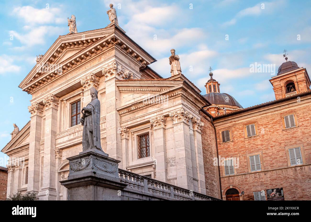 Duomo de Urbino (catedral) al amanecer, Marche, Italia Foto de stock