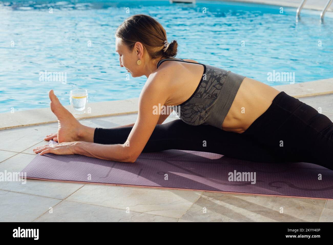 Mujer ejercicio piscina fotografías e imágenes de alta resolución - Página  3 - Alamy
