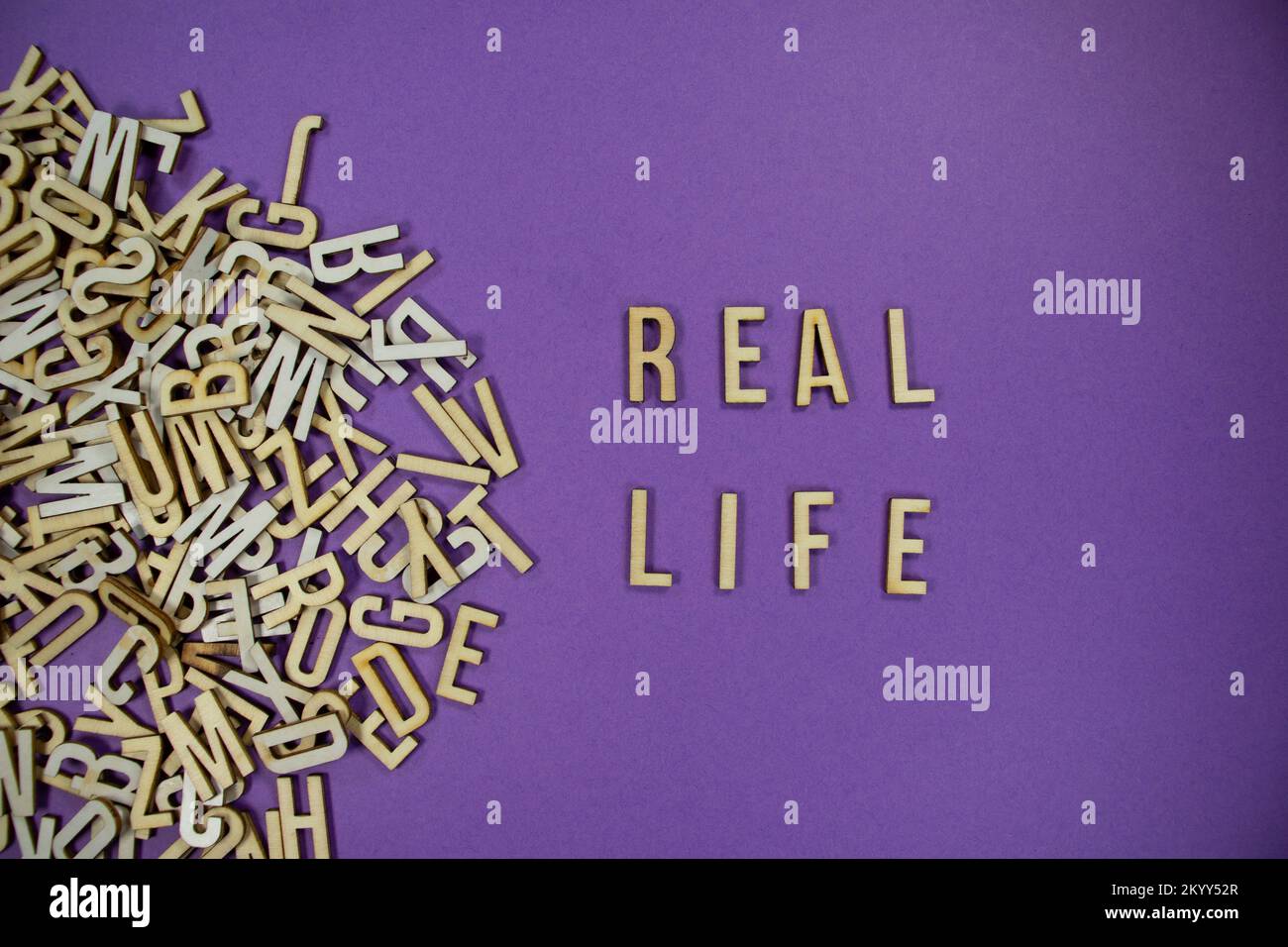 Pila de letras mayúsculas de madera en inglés que se derraman en