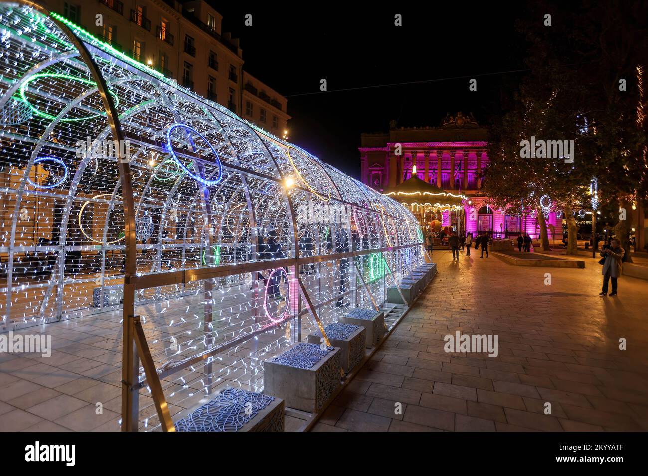 Luces de Navidad en Marsella. Con una campaña de iluminación más corta (del  02 de diciembre al 02 de enero de 2023), un mejor tiempo de iluminación, el  uso de alternativas menos