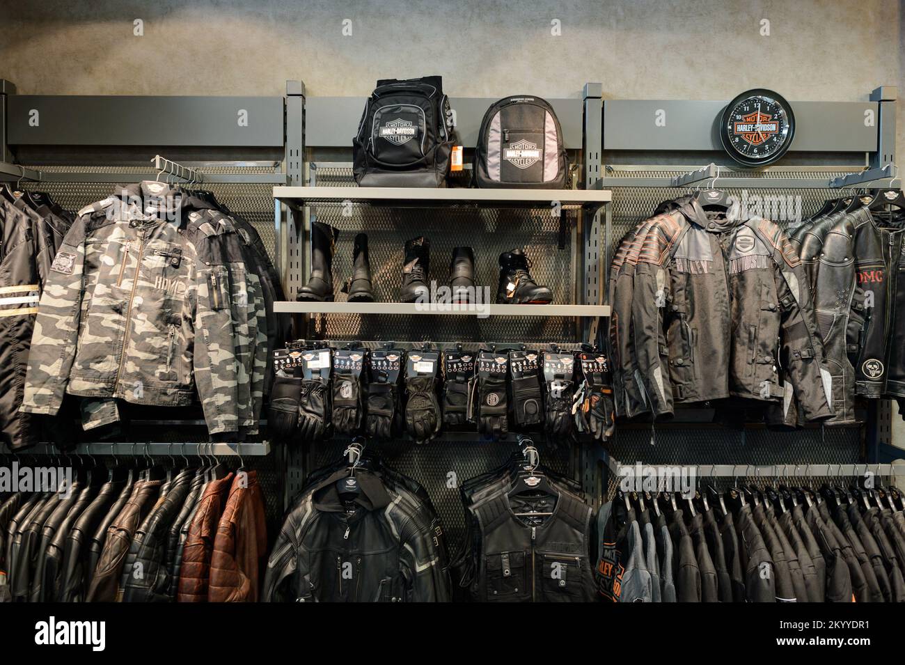 SINGAPUR - 08 DE NOVIEMBRE de 2015: Interior de la tienda con ropa Harley- Davidson. Harley-Davidson, Inc., o Harley, es un fabricante americano de la  motocicleta Fotografía de stock - Alamy