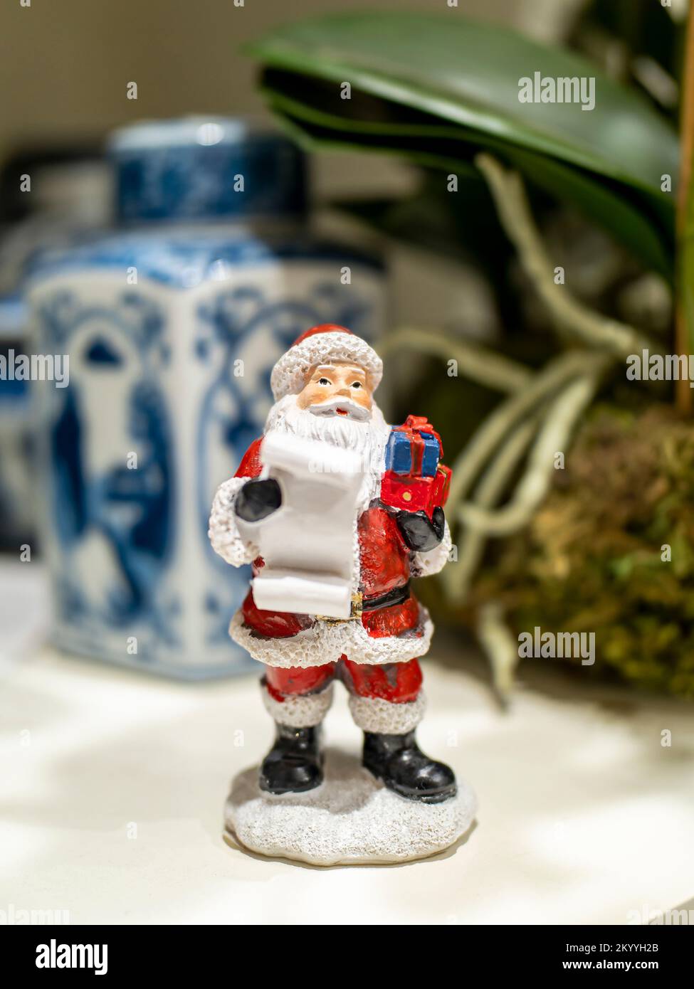 Small Santa Clause, o San Nick o San Nicolás figurilla que muestra Santa lectura de una lista en exhibición en una pequeña tienda en Montgomery Alabama, EE.UU.. Foto de stock