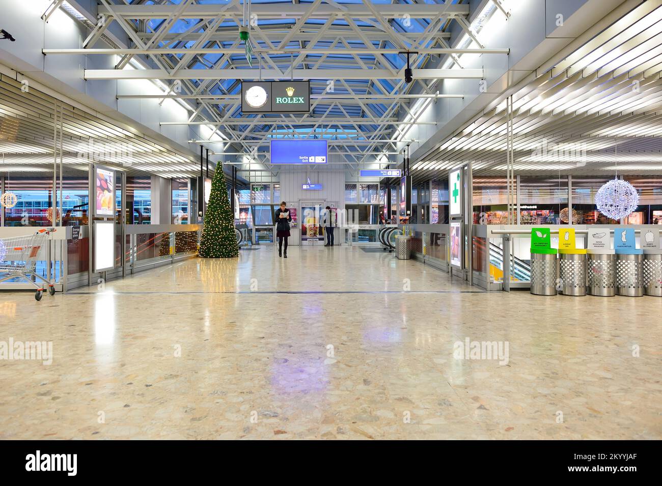 GINEBRA, SUIZA - 19 DE NOVIEMBRE de 2015: Interior del aeropuerto de Ginebra.  El Aeropuerto Internacional de Ginebra es el aeropuerto internacional de  Ginebra, Suiza Fotografía de stock - Alamy