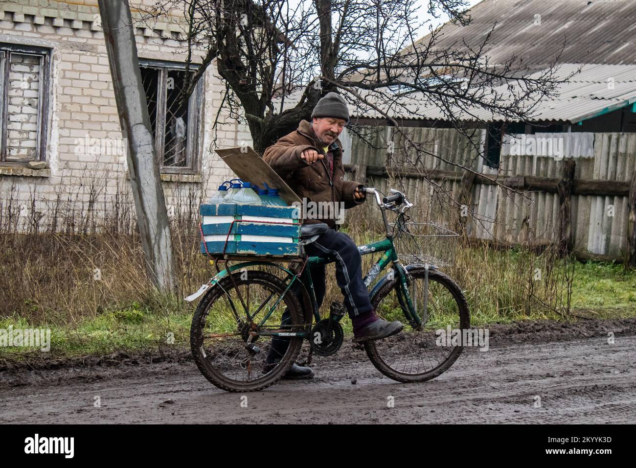 Hombre montando en bicicleta en el pueblo destruido de Stavky, esta es la  línea del frente, el ejército ruso ha invadido Ucrania y feroz lucha toma p  Fotografía de stock - Alamy