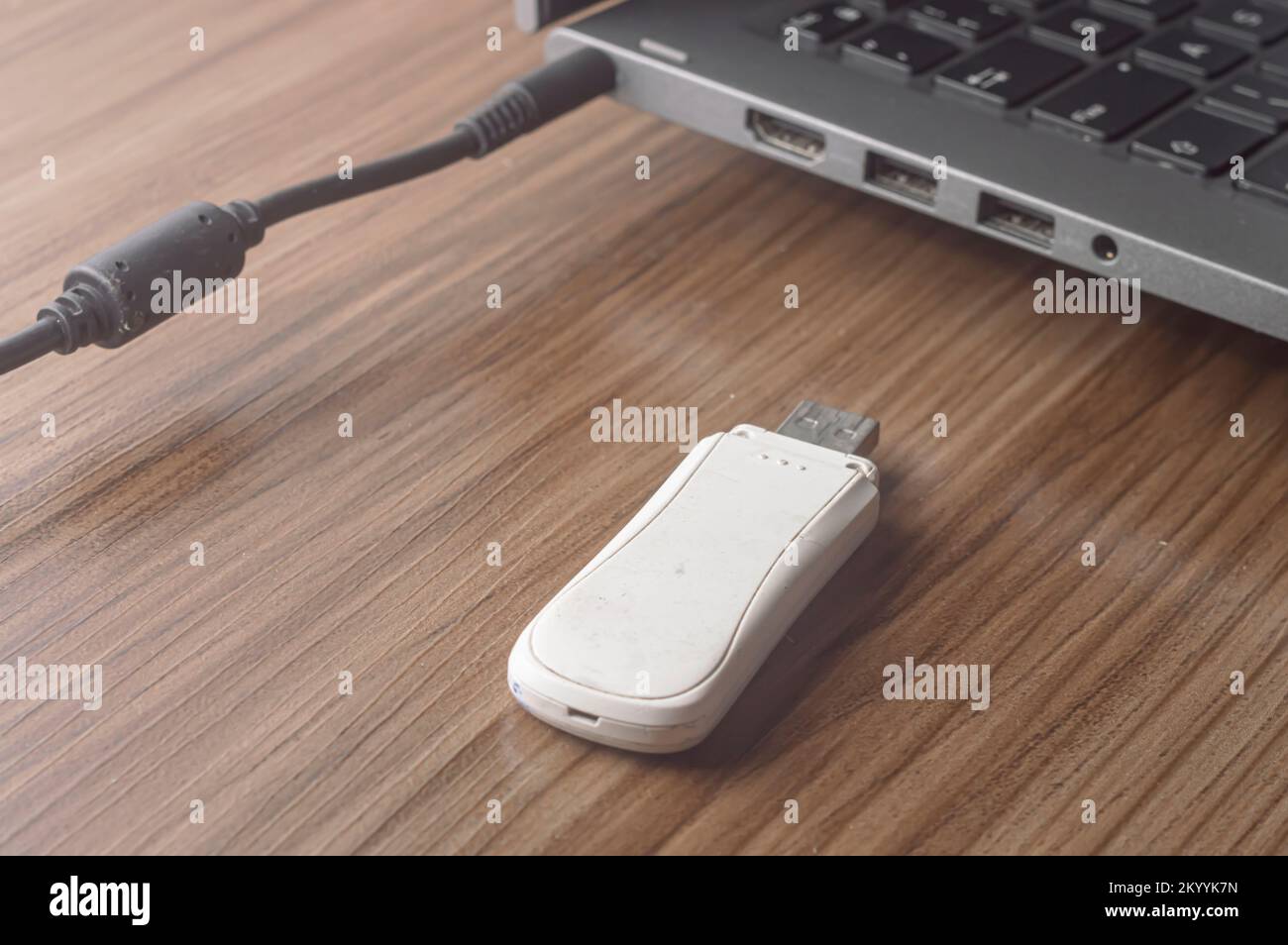 Antiguo módem utilizado para conectar Internet a través de chip de teléfono  celular, siendo acoplado a un portátil con la mano Fotografía de stock -  Alamy