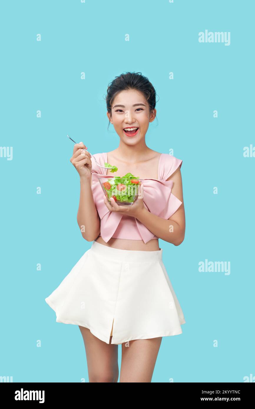 Estilos de vida saludables, mujeres asiáticas con un cuenco para ensaladas de verduras frescas, alimentos orgánicos buenos y saludables. Foto de stock
