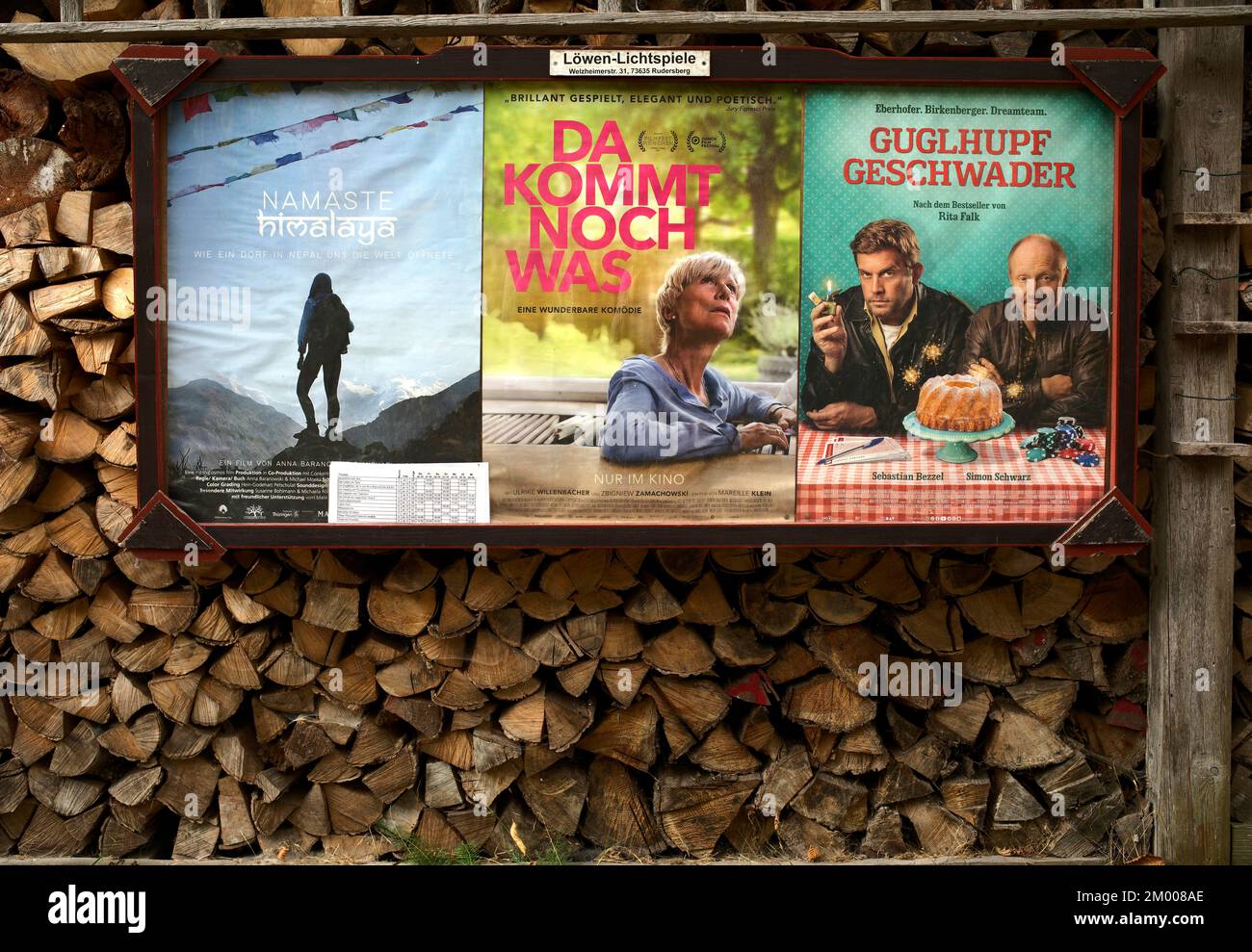 Antiguo anuncio de cine colgando sobre pila de madera, leña, split, bosque de Suabia, Baden-Württemberg, Alemania, Europa Foto de stock