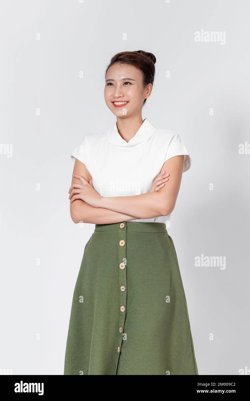 Retrato de la hermosa empresaria asiática con los brazos cruzados un fondo blanco Foto de stock