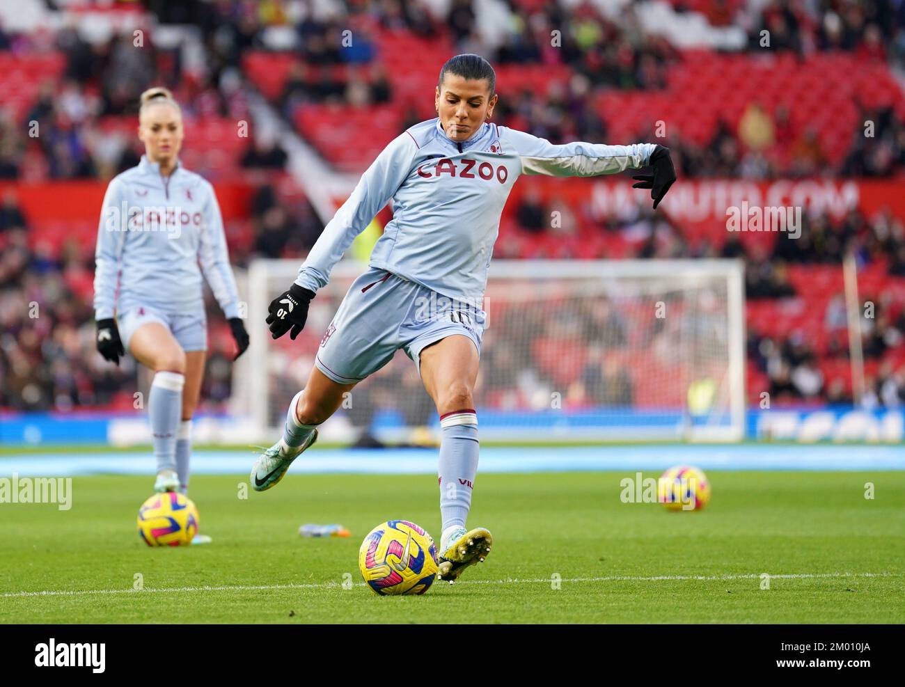 Kenza Dalí de Aston Villa se calienta antes del partido de la Superliga Femenina Barclays en Old Trafford, Manchester. Fecha de la foto: Sábado 3 de diciembre de 2022. Foto de stock