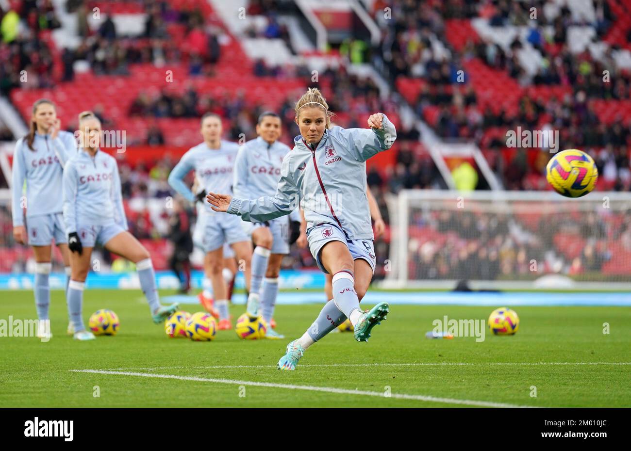 Rachel Daly de Aston Villa se está calentando antes del partido de la Superliga Femenina Barclays en Old Trafford, Manchester. Fecha de la foto: Sábado 3 de diciembre de 2022. Foto de stock