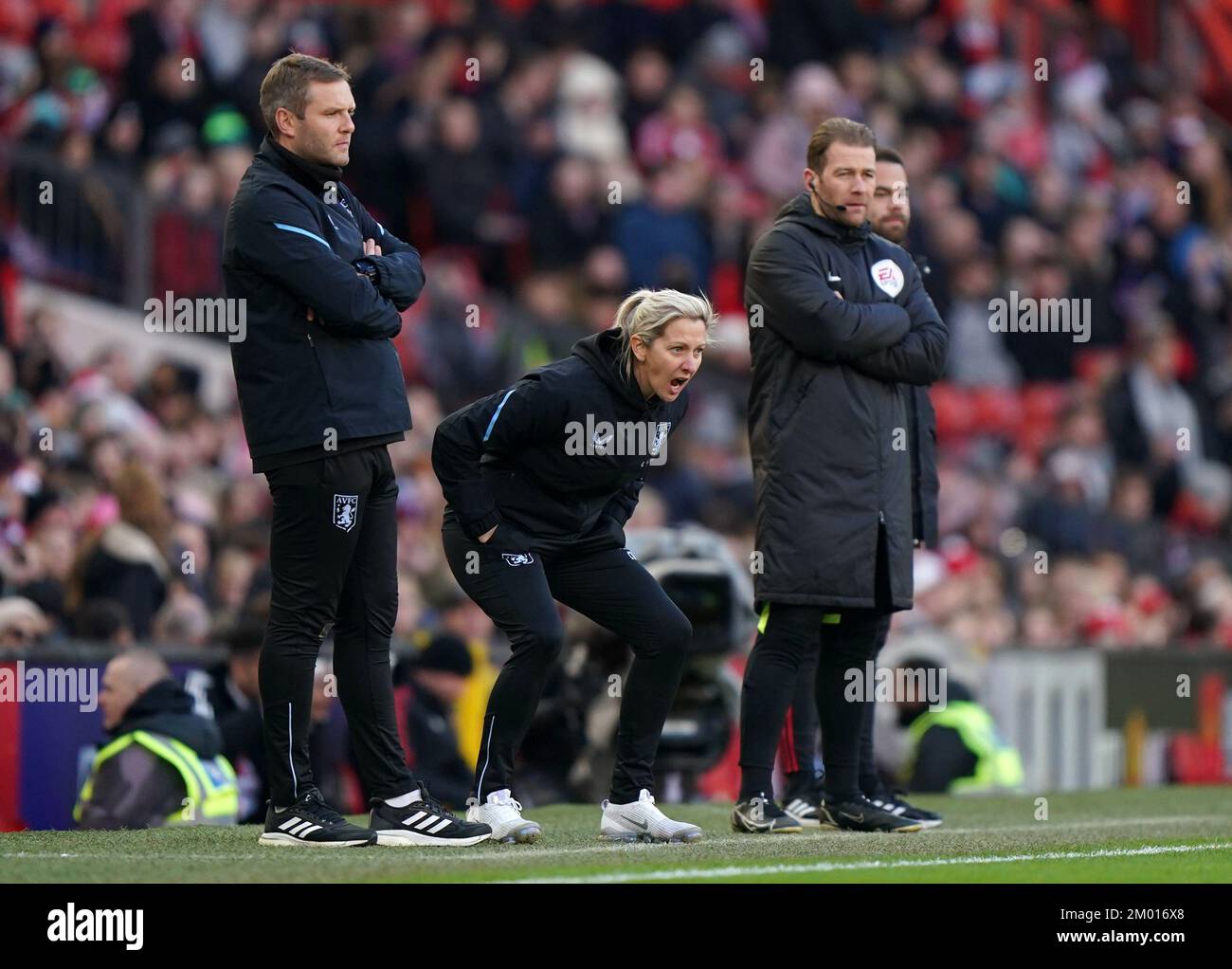 Carla Ward, gerente de Aston Villa, en la línea de toque durante el partido de la Superliga Femenina Barclays en Old Trafford, Manchester. Fecha de la foto: Sábado 3 de diciembre de 2022. Foto de stock
