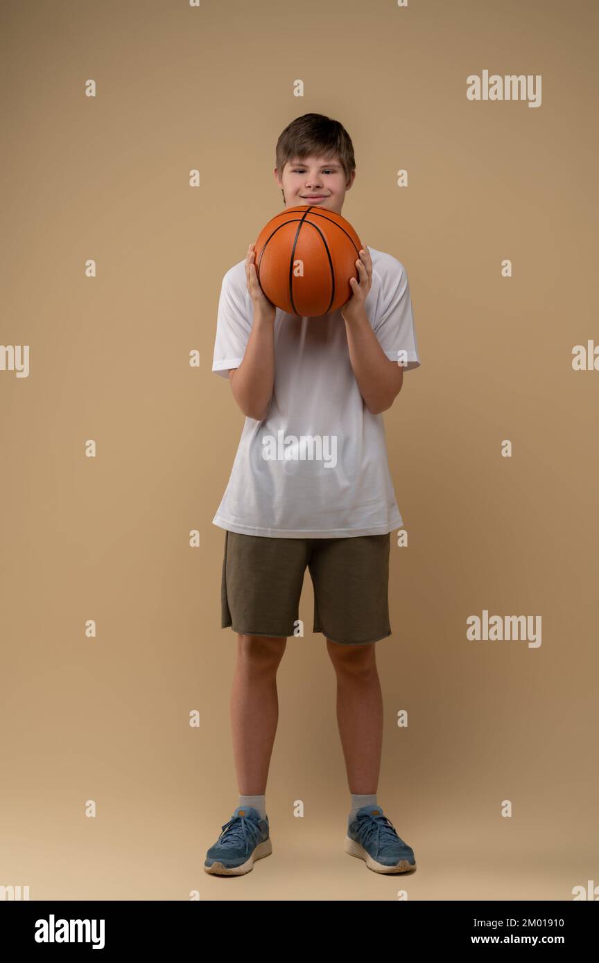 Basketball in her hands fotografías e imágenes de alta resolución - Alamy