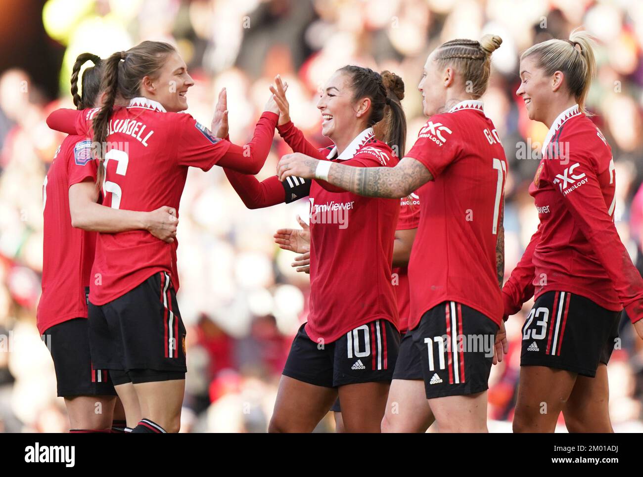 Katie Zelem (centro) del Manchester United celebra el primer gol de su equipo durante el partido de la Superliga Femenina Barclays en Old Trafford, Manchester. Fecha de la foto: Sábado 3 de diciembre de 2022. Foto de stock
