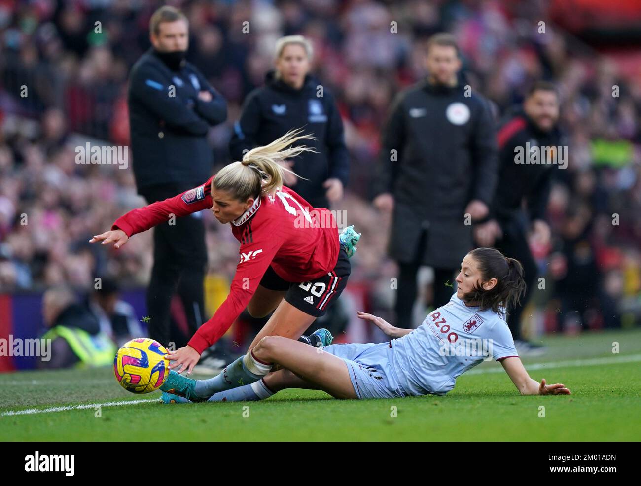 Alessia Russo (izquierda) del Manchester United es atacada por Danielle Turner de Aston Villa durante el partido de Superliga Femenina Barclays en Old Trafford, Manchester. Fecha de la foto: Sábado 3 de diciembre de 2022. Foto de stock