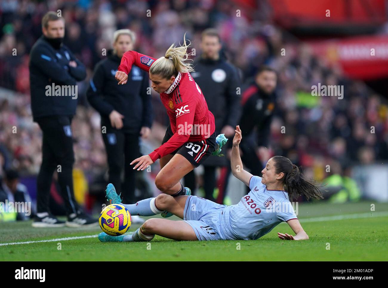 Alessia Russo (izquierda) del Manchester United es atacada por Danielle Turner de Aston Villa durante el partido de Superliga Femenina Barclays en Old Trafford, Manchester. Fecha de la foto: Sábado 3 de diciembre de 2022. Foto de stock