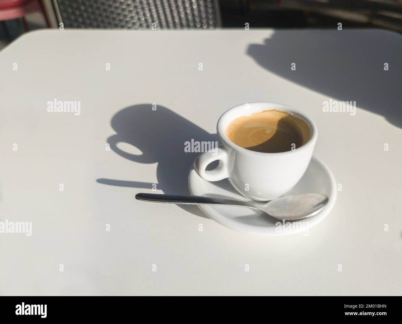 Una taza de café sobre una mesa en la terraza Un día soleado. Vista aérea. Foto de stock
