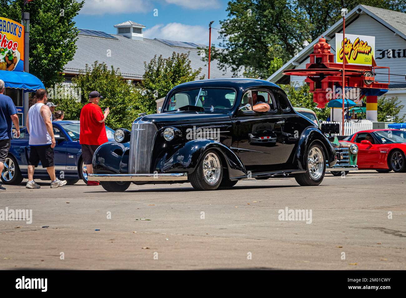 Des Moines, IA - 03 de julio de 2022: Vista de esquina delantera de ángulo amplio de un Chevrolet 5 Window Coupe 1937 en una exposición de automóviles local Foto de stock