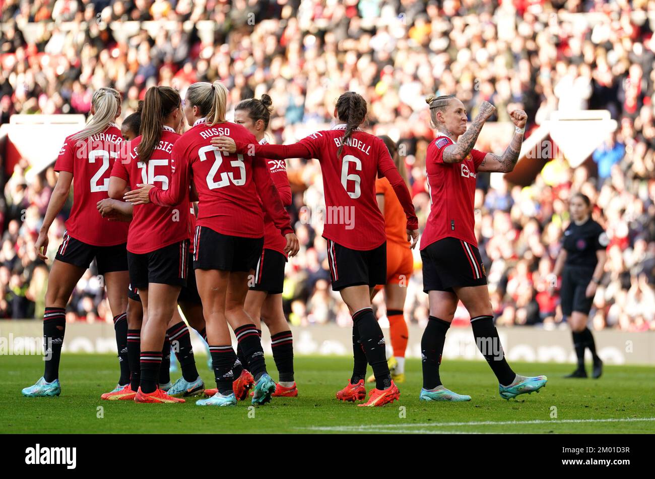Leah Galton (derecha) del Manchester United celebra el segundo gol de su equipo durante el partido de la Superliga Femenina Barclays en Old Trafford, Manchester. Fecha de la foto: Sábado 3 de diciembre de 2022. Foto de stock