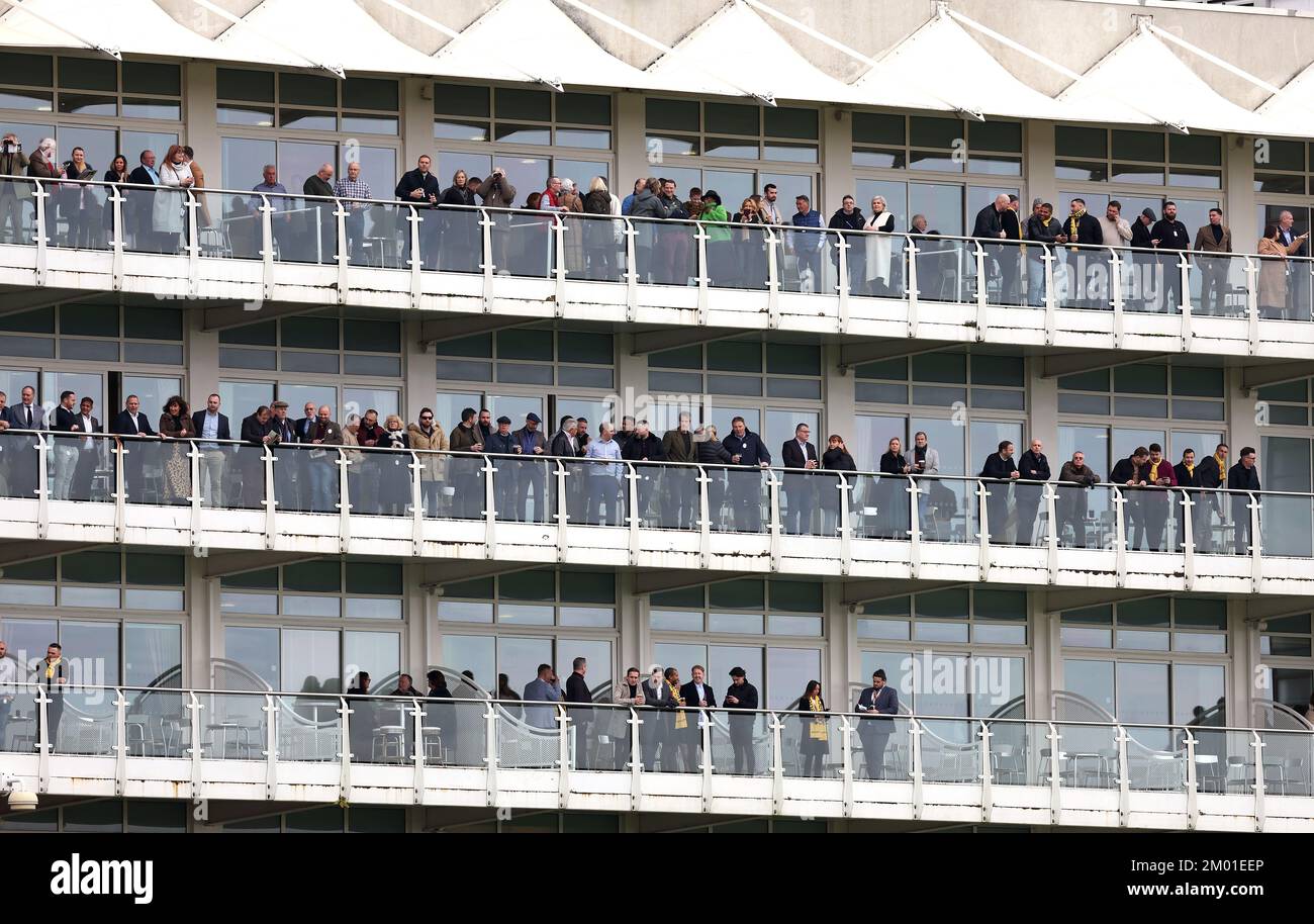 Vista general de los corredores desde los balcones el segundo día del Festival Tingle Creek de Betfair en el hipódromo de Sandown Park, Esher. Fecha de la foto: Sábado 3 de diciembre de 2022. Foto de stock