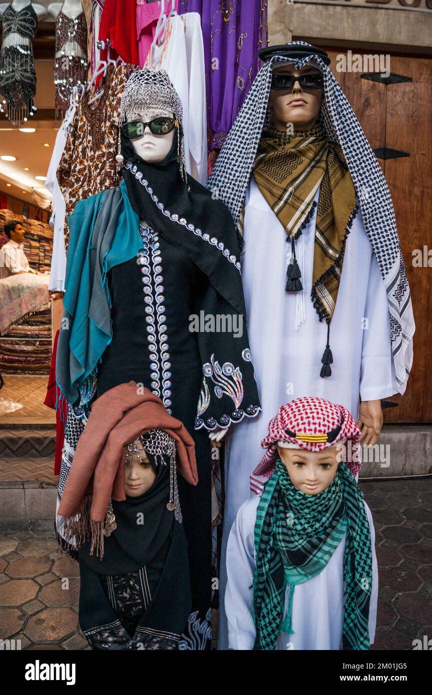 Maniquíes en vestido tradicional. Dubái. Emiratos Árabes Unidos. Oriente  Medio Fotografía de stock - Alamy