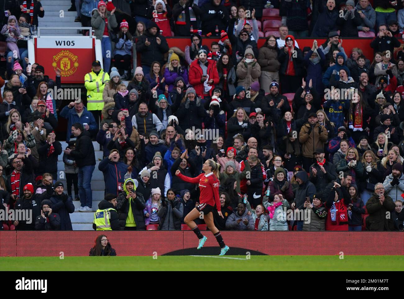 Alessia Russo, del Manchester United, celebra el tercer gol de su equipo durante el partido de la Superliga Femenina Barclays en Old Trafford, Manchester. Fecha de la foto: Sábado 3 de diciembre de 2022. Foto de stock