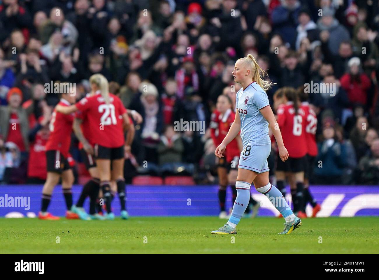 Freya Gregory de Aston Villa aparece desanimado después de que el Manchester United anotara su tercer gol durante el partido de la Superliga Femenina Barclays en Old Trafford, Manchester. Fecha de la foto: Sábado 3 de diciembre de 2022. Foto de stock