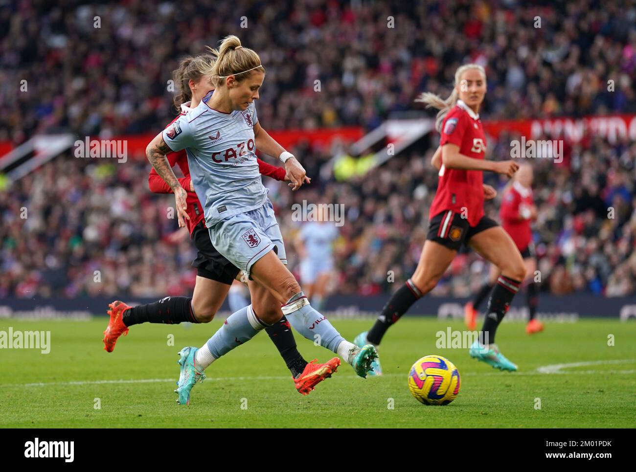Rachel Daly de Aston Villa dispara al gol durante el partido de la Superliga Femenina Barclays en Old Trafford, Manchester. Fecha de la foto: Sábado 3 de diciembre de 2022. Foto de stock