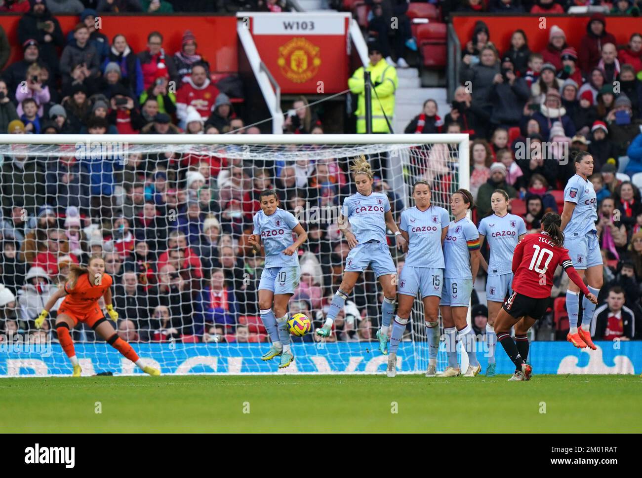 Katie Zelem, del Manchester United, toma un tiro libre durante el partido de la Superliga Femenina Barclays en Old Trafford, Manchester. Fecha de la foto: Sábado 3 de diciembre de 2022. Foto de stock