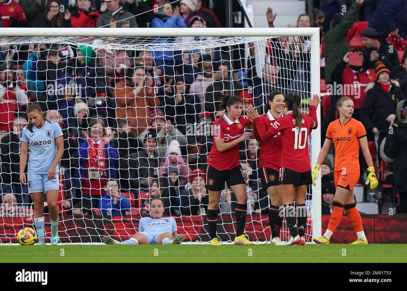 Rachel Williams (tercera derecha) del Manchester United celebra con sus compañeros de equipo después de marcar el quinto gol de su equipo durante el partido de la Superliga Femenina de Barclays en Old Trafford, Manchester. Fecha de la foto: Sábado 3 de diciembre de 2022. Foto de stock