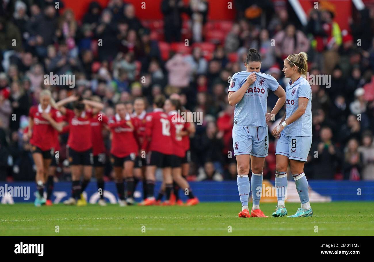 Rachel Daly (derecha) de Aston Villa y Emily Gielnik aparecen desalentadas después de que el Manchester United anotara su quinto gol durante el partido de la Superliga Femenina de Barclays en Old Trafford, Manchester. Fecha de la foto: Sábado 3 de diciembre de 2022. Foto de stock
