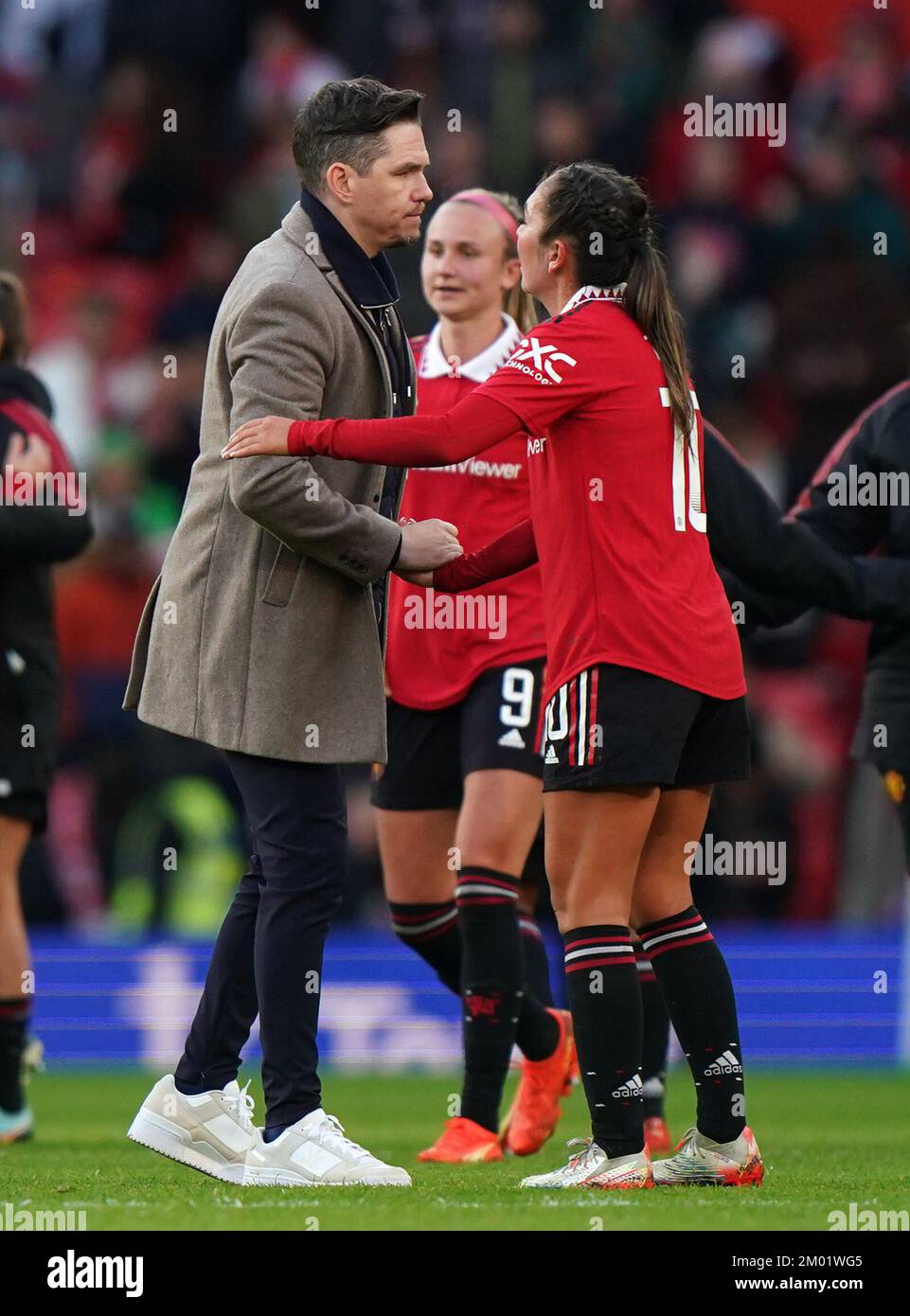 El manager del Manchester United Marc Skinner se da la mano a Katie Zelem después del partido de la Superliga Femenina Barclays en Old Trafford, Manchester. Fecha de la foto: Sábado 3 de diciembre de 2022. Foto de stock