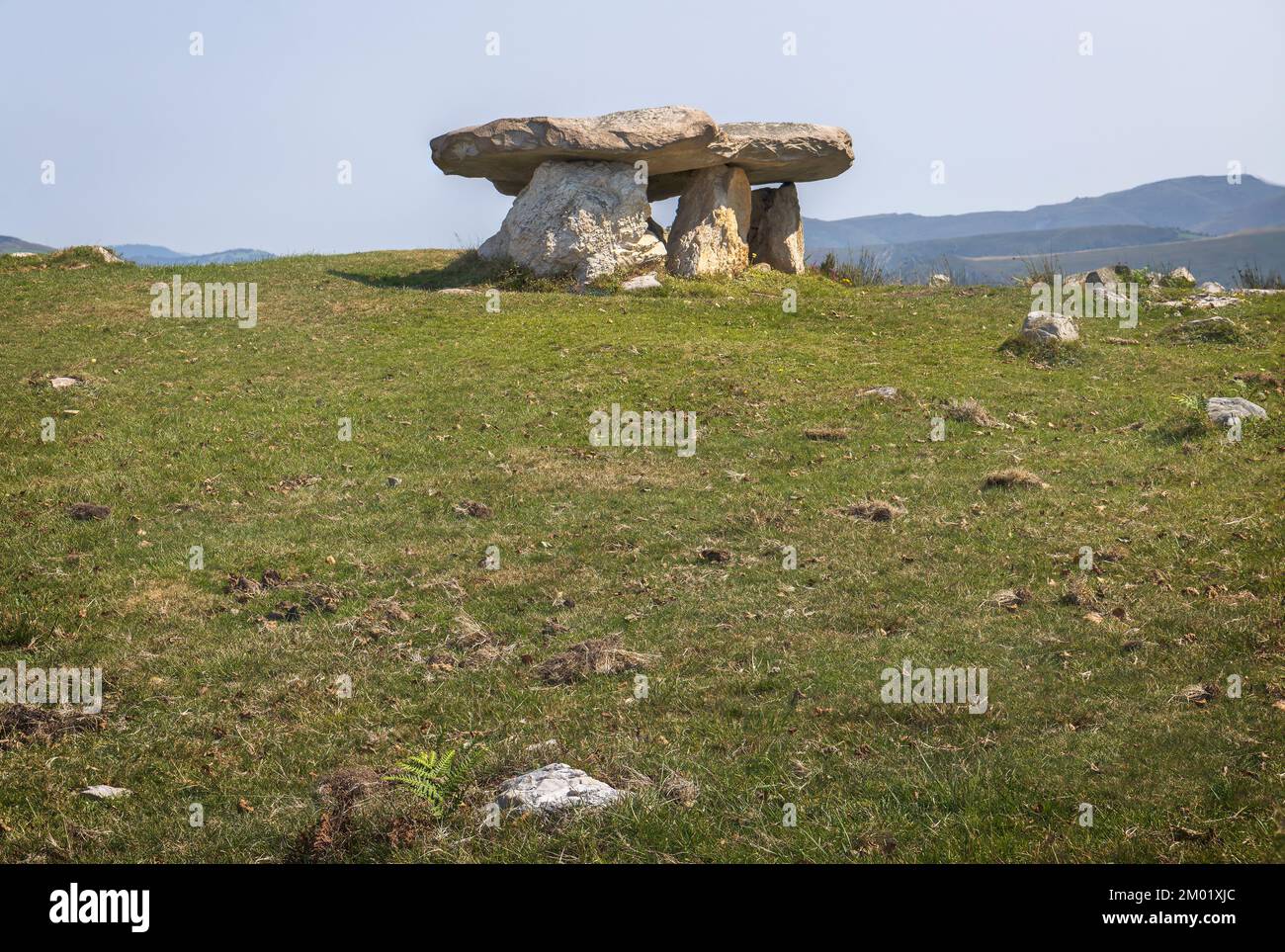 Dolmen prehistórico de Merilles en Asturias Foto de stock
