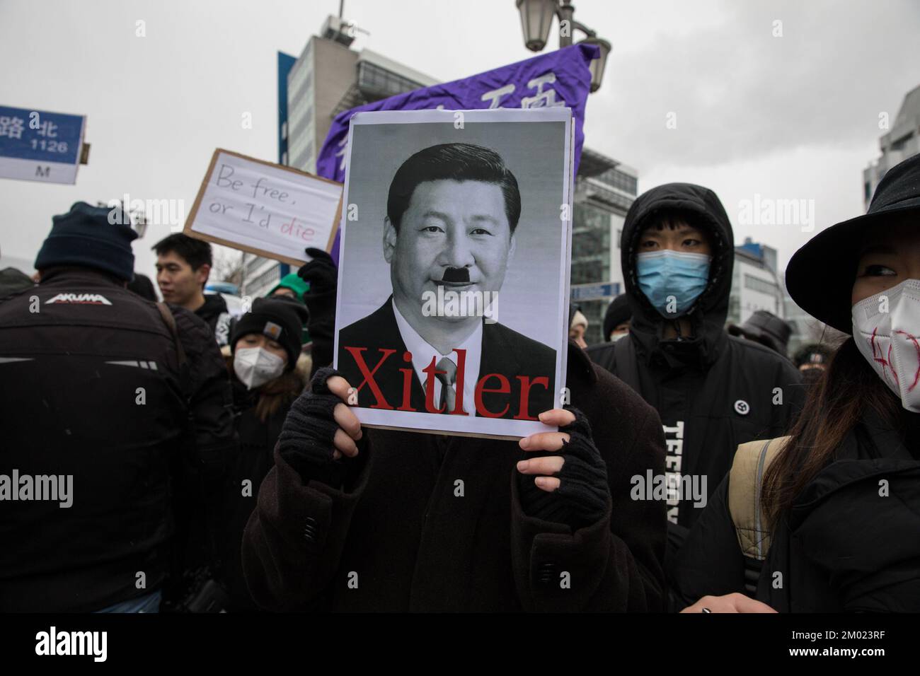 Berlín, Alemania . 03rd de Dic de 2022. Manifestantes se reunieron en Berlín el 3 de diciembre de 2022 para protestar por la situación actual en China. Se registró una manifestación que llevó desde Alexanderplatz a la Embajada de China. Los manifestantes mantuvieron hojas en blanco de papel blanco como símbolo de la resistencia silenciosa. Los pedazos de papel están pensados como un símbolo de desafío al gobierno de China, y como una metáfora para su censura. Pidieron al líder chino Xi Jinping que renunciara. Queremos libertad, queremos democracia, gritaron los manifestantes. Jhy-Wey Shieh, ???, un estudioso alemán taiwanés y la caída actual de Taiwán Foto de stock