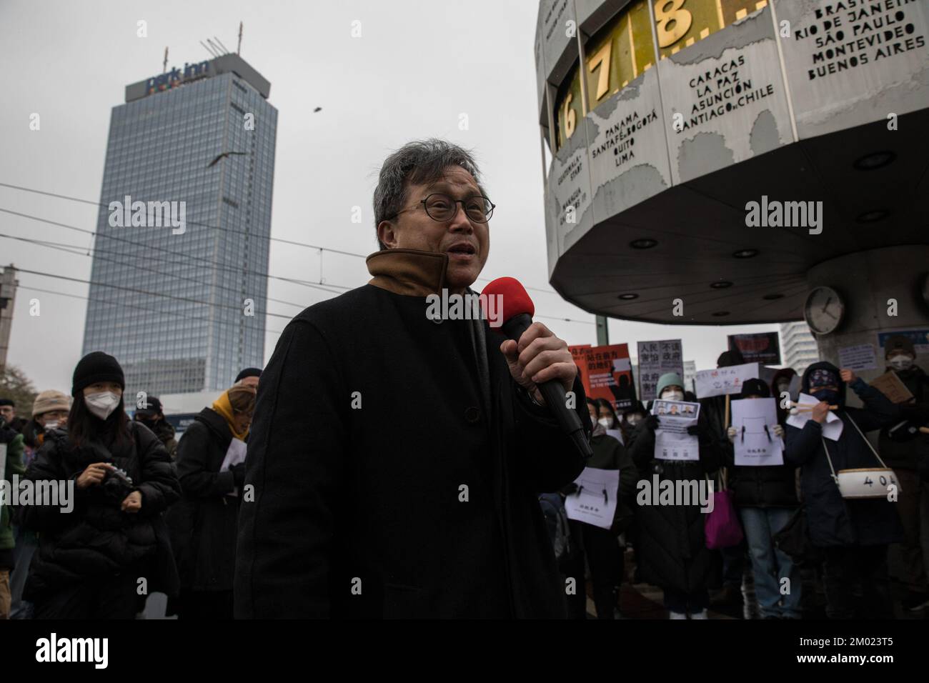 Berlín, Alemania. 3rd de Dic de 2022. Manifestantes se reunieron en Berlín el 3 de diciembre de 2022 para protestar por la situación actual en China. Se registró una manifestación que llevó desde Alexanderplatz a la Embajada de China. Los manifestantes mantuvieron hojas en blanco de papel blanco como símbolo de la resistencia silenciosa. Los pedazos de papel están pensados como un símbolo de desafío al gobierno de China, y como una metáfora para su censura. Pidieron al líder chino Xi Jinping que renunciara. Queremos libertad, queremos democracia, gritaron los manifestantes. Crédito: ZUMA Press, Inc./Alamy Live News Foto de stock