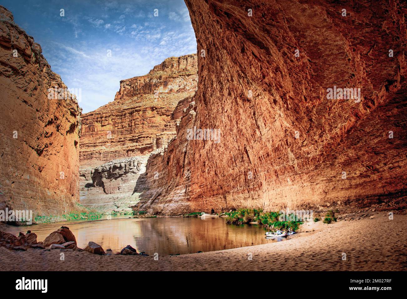 Pared roja caverna es una parada popular a lo largo del Río Colorado, el Gran Cañón, Arizona. Foto de stock