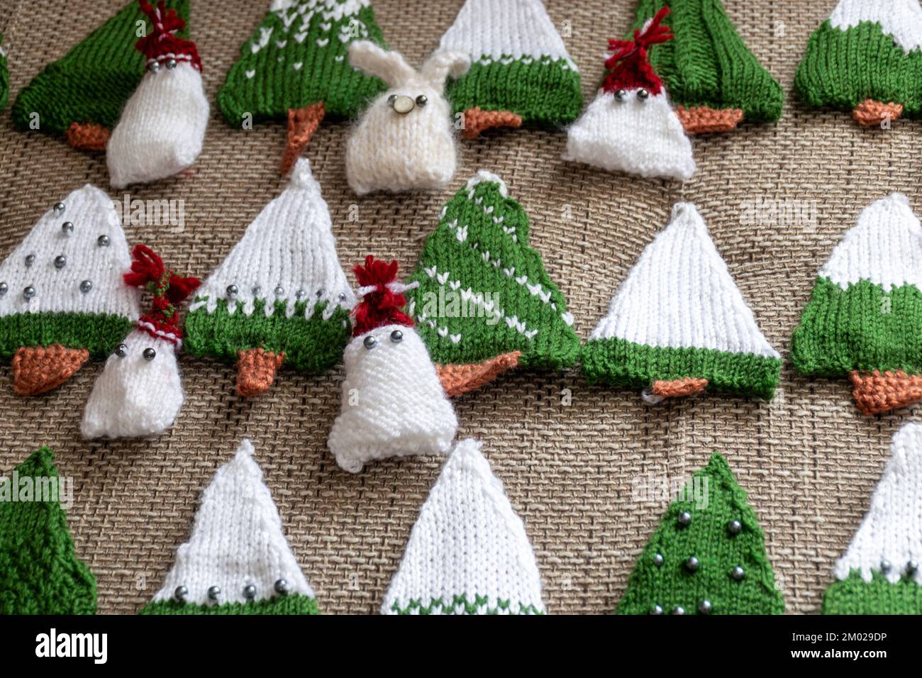 Árboles y gnomos de punto, adornos navideños de punto, esperando la Navidad,  adornos de adviento, costura, coser Fotografía de stock - Alamy