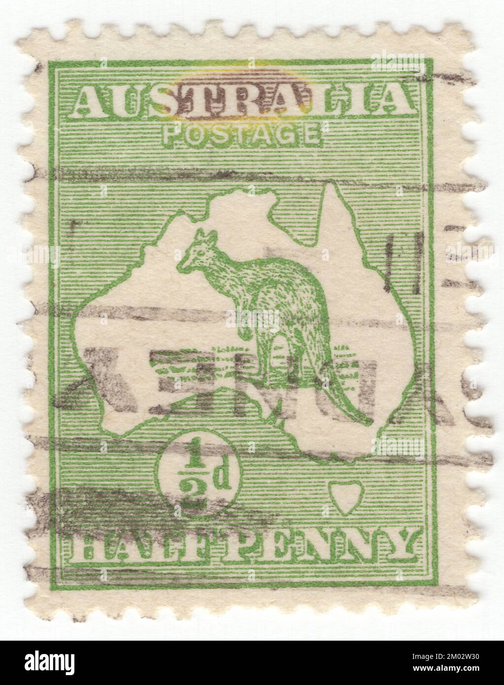 AUSTRALIA — 1913: Un sello de franqueo verde de ½ pence que representa a Canguro y Mapa de Australia. Australia es el continente habitado más antiguo, plano y seco, con los suelos menos fértiles. Es un país megadiverso, y su tamaño le da una amplia variedad de paisajes y climas, con desiertos en el centro, selvas tropicales en el noreste y cordilleras en el sureste. El canguro es un símbolo reconocible de Australia. Primera emisión de sellos de correos australianos. El canguro y el emú se encuentran en el escudo de armas australiano Foto de stock