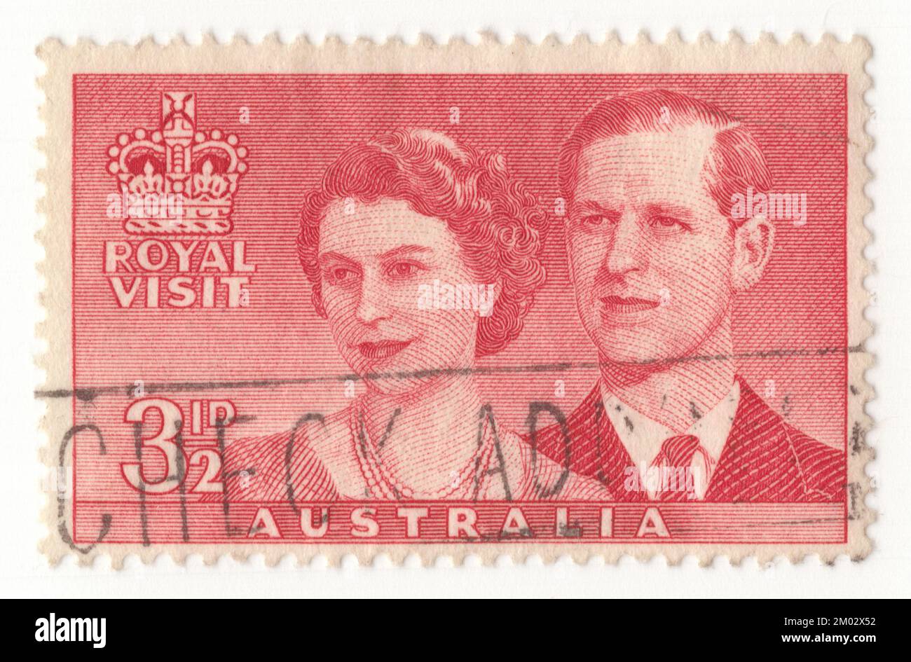 AUSTRALIA — 1954: Un sello de franqueo de color rojo rosa de 3½ pence que representa el retrato de Isabel II y duque de Edimburgo. Visita de la Reina Isabel II y el Duque de Edimburgo a Australia. Isabel II fue la primera monarca reinante de Australia en poner un pie en suelo australiano, llegando a tierra en Farm Cove, Sydney, el 3 de febrero de 1954. Realizó un viaje por el Territorio de la Capital Australiana, Nueva Gales del Sur, Tasmania, Victoria, Queensland, Australia Meridional y Australia Occidental, incluida la bienvenida a 70.000 ex militares y mujeres en el Melbourne Cricket Ground y la apertura del Parlamento Australiano Foto de stock