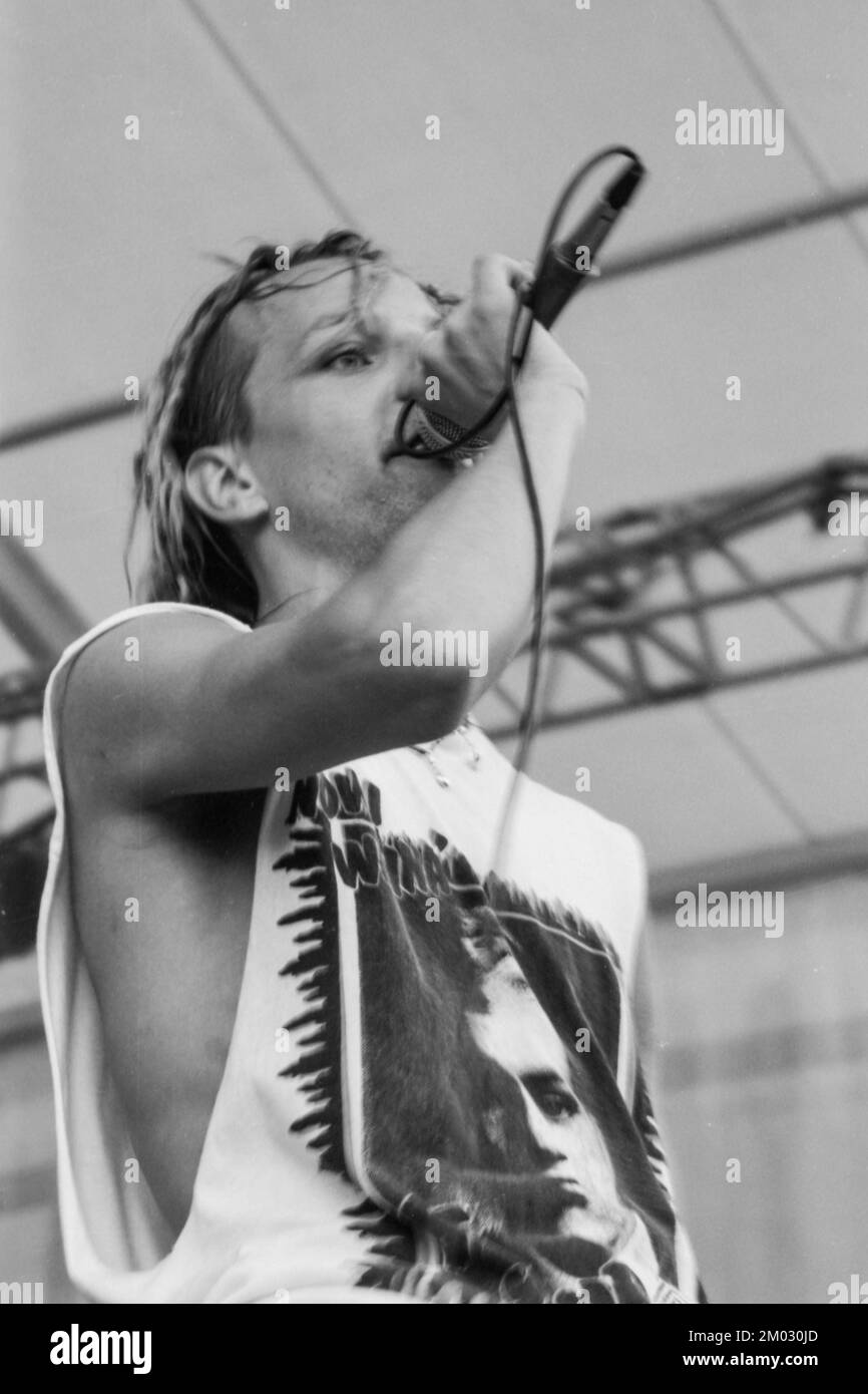 That Petrol Emotion LIVE IN CONCIERTO - Steve Mack (voz) interpreta en vivo con su banda That Petrol Emotion en el calor del verano en el Tamaris Rock Festival, 1990 Foto de stock