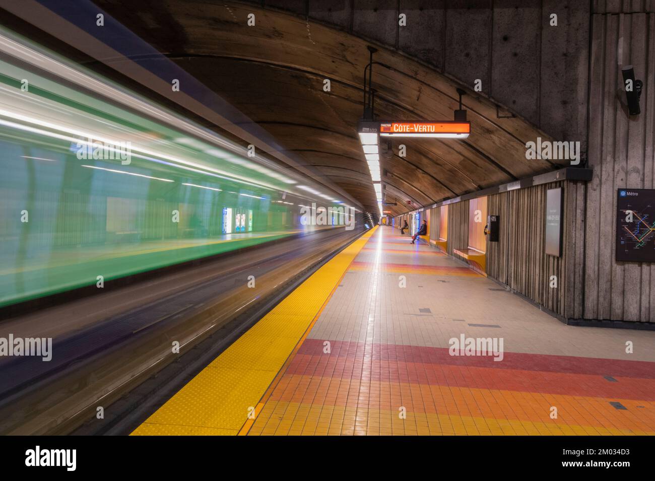 Tren que llega a la estación de metro VillaMaria en Montreal, Quebec
