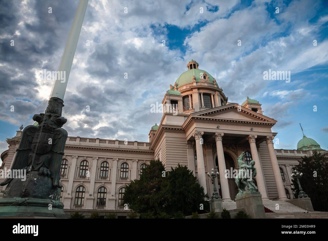 Foto de narodna skupstina, la Asamblea Nacional de Serbia, con sus monumentales escaleras. La Cámara de la Asamblea Nacional de la República de Serbi Foto de stock