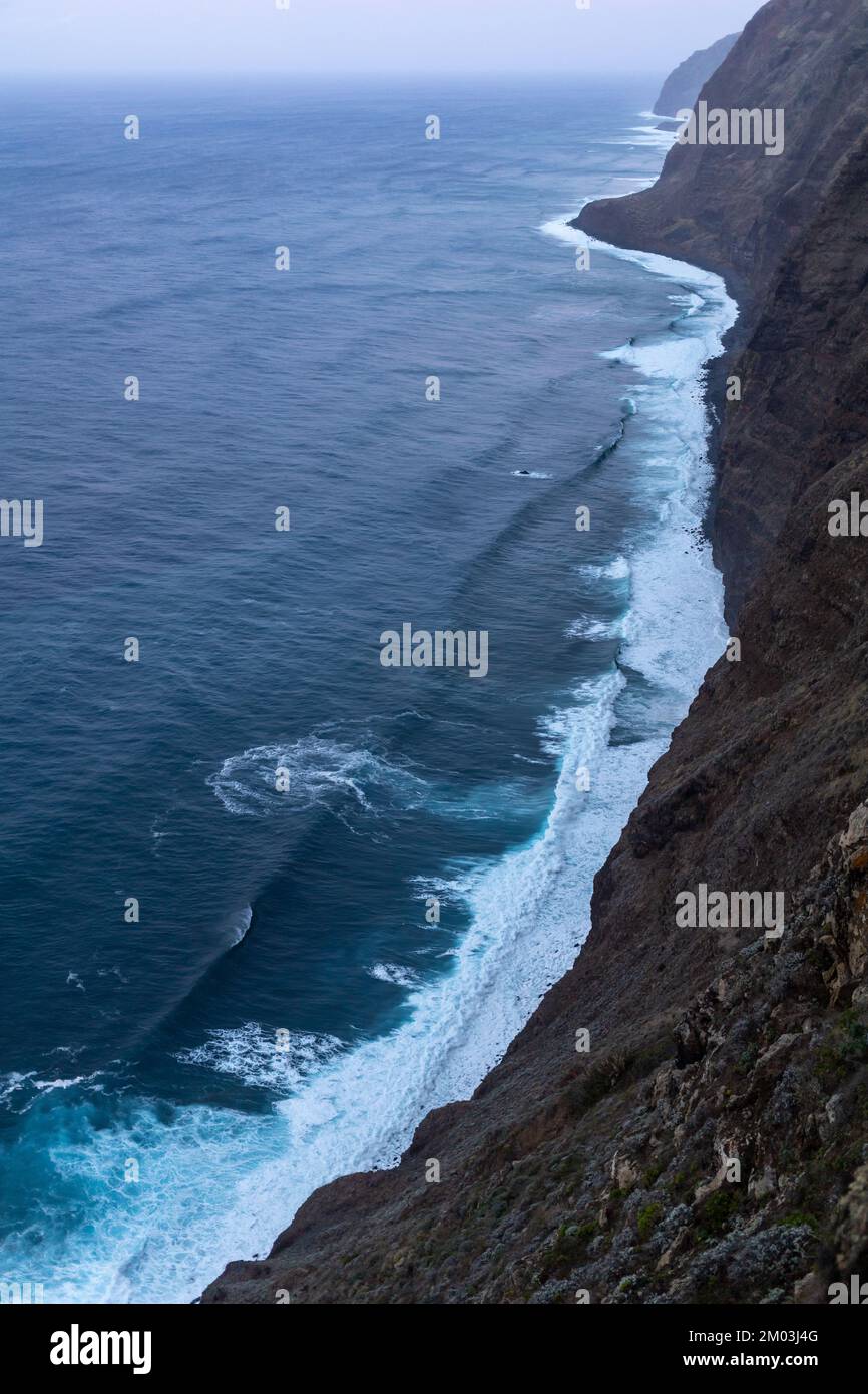 vista de la puesta de sol océano y rocas hermoso fondo Foto de stock