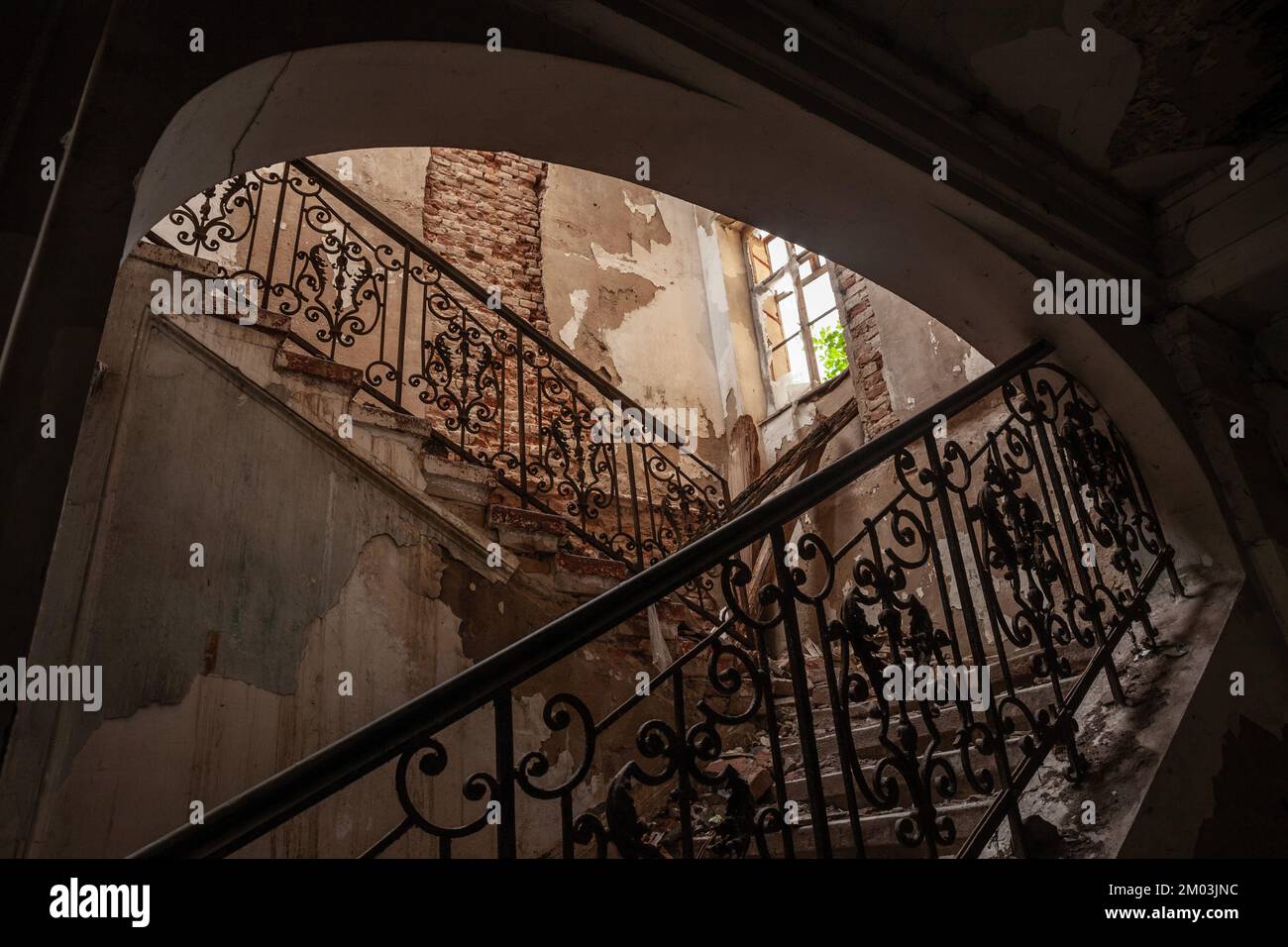 Cuadro de escaleras en mal estado, abandonadas, en decadencia, dentro de una mansión abandonada. Foto de stock