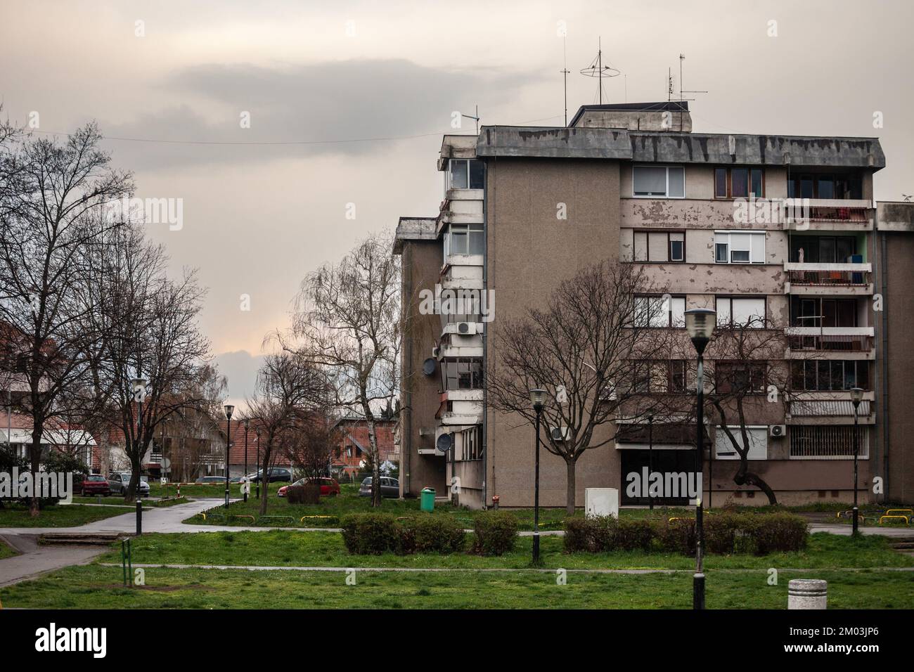 Imagen de edificios socialistas de Obrenovac durante una tarde lluviosa. Obrenovac es un municipio de la ciudad de Belgrado. Según el censu de 2011 Foto de stock