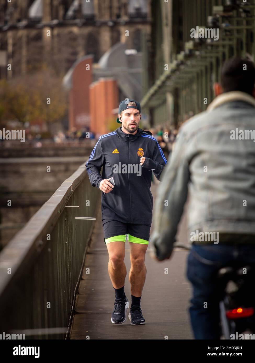 Imagen de un corredor alemán corriendo por el puente hohenzollern en Colonia, Alemania. Foto de stock